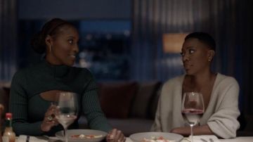 Jonathan Simkhai Miliana pull à col roulé porté par Issa Dee (Issa Rae) comme on le voit dans l&#39;Insécurité (S05E02)