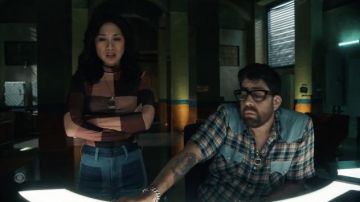 A.L.C. James Top usado por Melody 'Mel' Bayani (Liza Lapira) como se ve en el vestuario del programa de televisión The Equalizer (S02E04)