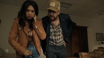 Chaqueta IRO Han en cuero marrón usada por Melody 'Mel' Bayani (Liza Lapira) como se ve en el vestuario de la serie de televisión The Equalizer (S02E04)