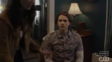 RVCA Printemps à Manches Courtes Tissé Button Up Shirt porté par Ace (Alex Saxon) comme on le voit dans les tenues de l&#39;émission de télévision Nancy Drew (Saison 3, Épisode 4)