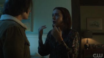 Sandro Faraday Estampado floral Camisa abotonada de seda usada por Nancy Drew (Kennedy McMann) como se ve en el vestuario del programa de televisión Nancy Drew (S03E04)