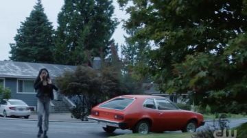 Dr. Martens Vegan Jadon II 8 Eye Boots usado por Georgia 'George' Fan (Leah Lewis) como se ve en Nancy Drew (S03E04)