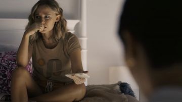 Madewell x Real Fun, Wow! Graphic Perfect Vintage Tee worn by Lennon (Madison Iseman) as seen in I Know What You Did Last Summer (S01E06)