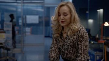 Camisa a rayas con estampado floral de Chloé usada por Marissa Morgan (Geneva Carr) como se ve en Bull (S06E04)