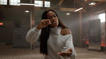 Lululemon LA Asymmetrical-Cut-Out Crew worn by Brianna 'Professor Sex' (Eve) as seen in Queens Tv series outfits (S01E03)