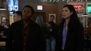 ALC Amari Côtelé Henley Haut en violet porté par Violet Mikami (Hanako Greensmith) comme on le voit dans Chicago Fire TV show garde-robe (S10E07)