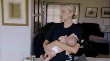 C'était Si Trashy Black Tee porté par Lala Kent comme on le voit dans les Règles de Vanderpump (S09E06)