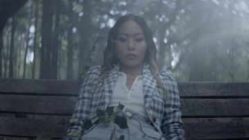 Club Monaco Rib Polo en blanc porté par Mary Hamilton (Nicole Kang) comme on le voit dans Batwoman série TV garde-robe (S03E04)