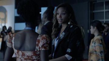 Smythe 90s Floral Wool Blend Blazer usado por Sophie Moore (Meagan Tandy) como se ve en los atuendos de la serie de televisión Batwoman (Temporada 3 Episodio 4)