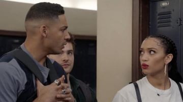 Kendra Scott Elisa Pendentif en Argent Collier en Verre Noir Opaque porté par Olivia Baker (Samantha Logan) comme on le voit dans Toutes les tenues de séries télévisées américaines (Saison 4 Épisode 2)