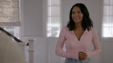 Helmut Lang Slash Polo acanalado de manga larga en rosa usado por Layla Keating (Greta Onieogou) como se ve en el vestuario de la serie de televisión All American (S04E02)