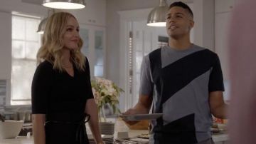 MCQ Dazzle Color Block Tee porté par Jordan Baker (Michael Evans Behling) comme on le voit dans Toutes les tenues de séries télévisées américaines (S04E02)