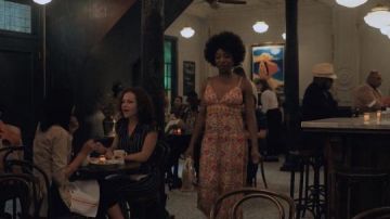 Alice + olivia Karolina Maxi Vestido usado por Ola Adebayo (Ego Nwodim) como se ve en el programa de televisión Love Life (S02E04)