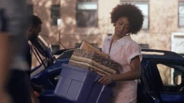 Rachel Comey Barrie Mono en Lila usado por Ola Adebayo (Ego Nwodim) en los atuendos de la serie de televisión Love Life (S02E04)