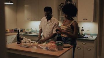 Yanyan Leon Stripe Tank usado por Ola Adebayo (Ego Nwodim) como se ve en los atuendos del programa de televisión Love Life (S02E04)