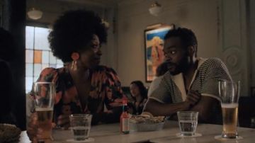 Mini vestido de Ulla Johnson Semira usado por Ola Adebayo (Ego Nwodim) en los atuendos de la serie de televisión Love Life (Temporada 2 E pisode 4)