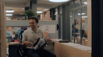 Club Monaco à Manches Courtes Câble Polo porté par Freddie (Hayward Leach) comme on le voit dans l'Amour de la Vie séries TV tenues (S02E04)