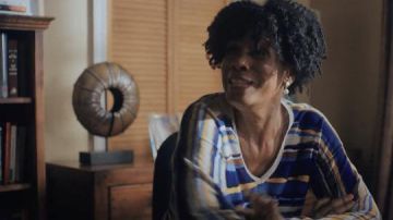 Gerard Darel Erica Suéter a rayas de lino usado por Donna Watkins (Janet Hubert) como se ve en el vestuario del programa de televisión Love Life (Temporada 2 Episodio 5)