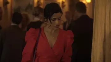 Tanya Taylor nœud-détail manches bouffantes mini robe en rouge porté par Fiona (Tiya Sircar) comme on le voit dans Guilty Party série TV garde-robe (S01E04)