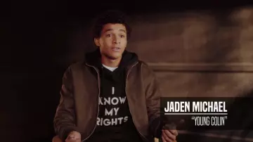 &quot;Je Connais Mes Droits&quot; Noir Hoodie porté par le Jeune Colin Kaepernick (Jaden Michael) dans Colin en Noir &amp; Blanc (S01E06)