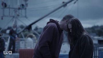 Patagonia Shearling Bouton Pull Polaire porté par Percy Muldoon (Alice Kremelberg) comme on le voit dans The Sinner Tv show tenues (S04E04)