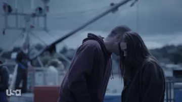 Patagonia Shearling Button Pullover Fleece usado por Percy Muldoon (Alice Kremelberg) como se ve en los atuendos del programa de televisión The Sinner (S04E04)