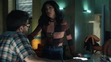 Veronica Beard Jean Florence Flare Colorblock Jeans usados por Melody 'Mel' Bayani (Liza Lapira) como se ve en los atuendos del programa de televisión The Equalizer (S02E04)