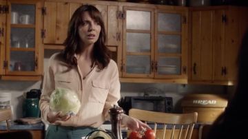 Equipo Slim Signature camisa de seda en rosa usada por Samantha Louise 'Lou' Fleming (Michelle Morgan) como se ve en los atuendos del programa de televisión Heartland (S15E02)