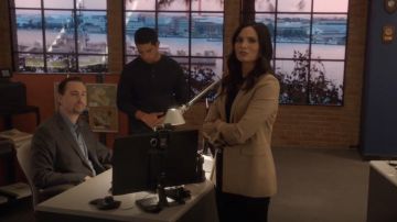 Hobbs London Beige Penelope Blazer porté par Jessica Knight (Katrina Law) comme on le voit dans la série TV NCIS garde-robe (S19E06)