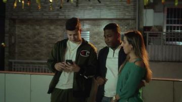 Chaqueta Champion Side Panel Track usada por Doni (MC Jottapê) como se ve en los atuendos de la serie de televisión Sintonia (Temporada 2 Episodio 1)