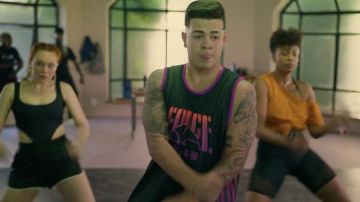 Nike KMA jersey débardeur porté par Doni (MC Jottapê) comme on le voit dans Sintonia série TV garde-robe (Saison 2 Épisode 1)