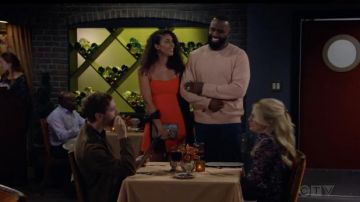 French Connection Tie-Back Mini Vestido en rojo usado por Camille (Alice Hunter) como se ve en el vestuario de la serie de televisión B Positive (Temporada 2 Episodio 4)