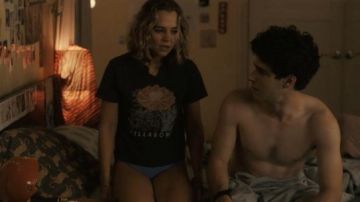 Billabong Off Black Daytripper T-shirt worn by Lennon (Madison Iseman) as seen in I Know What You Did Last Summer (S01E07)