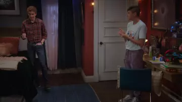 Vans Old Skool Gris baskets portées par Miles Mendelson (Adrian Matthew Escalona) comme on le voit dans Chef de la Classe de l&#39;émission de Télévision (S01E01)