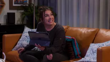 Alo Yoga Sweat-shirt à Manches Longues en noir porté par Alicia Adams (Isabella Gomez) comme on le voit dans les tenues de Chef de Classe de la série Télé (S01E02)