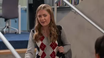 JanSport sac à dos en gris porté par Sarah Watson (Katie Beth Hall) comme on le voit dans Chef de la Classe des tenues de la série télévisée (Saison 1 Épisode 2)