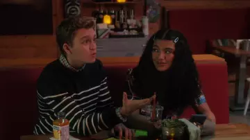 Pull ras du cou rayé en noir porté par Luke Burrows (Gavin Lewis) comme on le voit dans les tenues de la série télévisée Chef de Classe (S01E03)