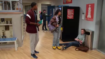 Sur Bleu Baskets portées par Terrell Smith (Brandon Severs) comme on le voit dans Chef de la Classe de la série TV (Saison 1 Épisode 3)