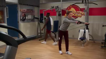 New Balance sneakers portées par Luke Burrows (Gavin Lewis) comme on le voit dans Chef de Classe (S01E04)