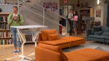 Les baskets Vans Old Skool bleues portées par Miles Mendelson (Adrian Matthew Escalona) comme on le voit dans Chef de Classe (S01E04)
