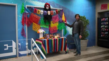 Veja Baskets portées par Elliot Olsen (Jorge Diaz) comme on le voit dans Chef de Classe (S01E05)