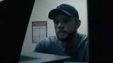 Gorra pirata de barba negra usada por Clay Spenser (Max Thieriot) como se ve en el programa de televisión SEAL Team (Temporada 4 Episodio 15)