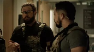 Lunettes de Tir tactiques portées par Sonny Quinn (AJ Buckley) dans SEAL Team TV series (Saison 4 Épisode 13)