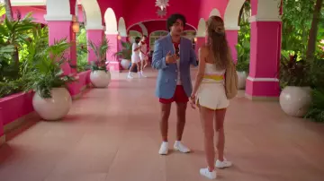 Zapatillas blancas Lacoste usadas por Becca (Eliana Jones) como se ve en el vestuario de la serie de televisión Acapulco (Temporada 1 Episodio 6)