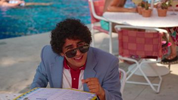 Gafas de sol Versace usadas por Máximo Gallardo (Enrique Arrizon) como se ve en los atuendos de la serie de televisión Acapulco (Temporada 1 Episodio 6)