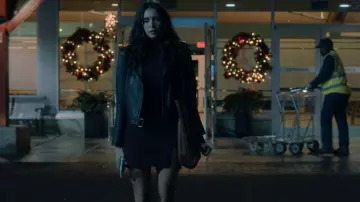 La robe marron col roulé de Natalie Bauer (Nina Dobrev) dans le film Love Hard