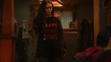 Le pull de Noël "Happy Birthday Jesus" de Natalie Bauer (Nina Dobrev) dans le film Love Hard