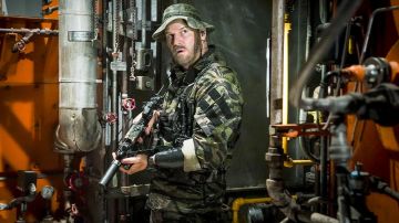 Woodland Camo BDU worn by Jason Hayes (David Boreanaz) in SEAL Team TV series outfits (S05E01)