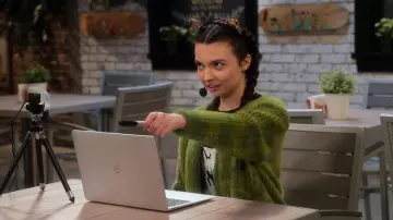 Unif Vert Cardigan porté par Besty Glennon (Maddie Rien) comme on le voit dans le Chef de la Classe TV show garde-robe (Saison 1 Épisode 9)