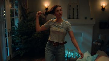 Les filles Crop Top Tee porté par Natalie Bauer (Nina Dobrev) dans l'Amour Dur film garde-robe